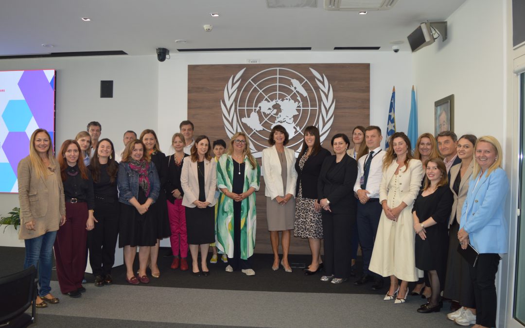 U prostorijama UN House u Sarajevu održan je sastanak posvećen projektima „Gear Up for Gender Equality“ i „Gender Equality Accelerator“, na kojem su ključni akteri iz institucija i međunarodnih organizacija potvrdili zajedničku opredijeljenost za jačanje saradnje i unapređenje redovne komunikacije u oblasti rodne ravnopravnosti